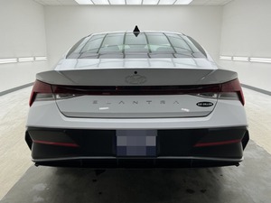 Équipements de luxe pour Elantra SEL : Navigation, sièges en cuir, phares à LED, transmission automatique, toit ouvrant, caméra 360° arrière - Product Image 2