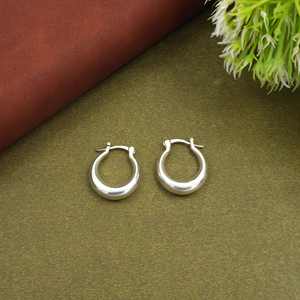 Juego de Aretes de Aro Gruesos en Tono Dorado y Plateado, Estilo Huggie Minimalista Moderno, Joyería de Moda para Mujer - Product Image 3