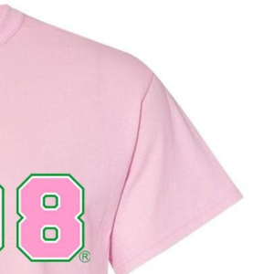 Camiseta AKA 1908 Crest, color rosa claro, algodón de primera calidad, cuello redondo, manga corta, ropa de hermandad griega, camiseta con logotipo bordado personalizado - Product Image 3