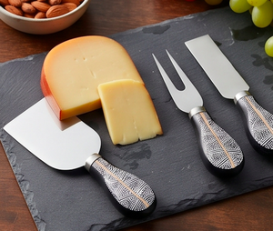 Juego de 4 cuchillos para queso con hojas de acero inoxidable y mangos de madera con diseño, herramientas para untar y servir - Product Image 3