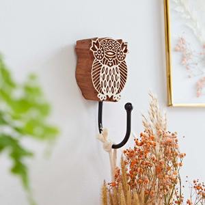 Gancho de pared de madera con forma de búho, colgador decorativo de animales para colgar bolsas de alimento para pájaros, herramientas de jardín y decoración con temática de la naturaleza, de la India. - Product Image 1
