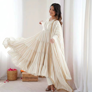 Vestido de Lujo Étnico con Volantes y Adornos de Espejos, con Falda y Dupatta, para Bodas y Festivales - Product Image 1