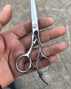 Ciseaux de coupe de cheveux de barbier de beauté professionnelle en acier inoxydable de qualité A + Logo personnalisé d'origine pakistanaise - Product Image 3