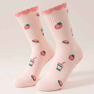 Chaussettes de Pilates et de Yoga pour femmes, style basique personnalisé, antidérapantes, avec design jacquard et bord à volants, motif jacquard fraise pastel - Product Image 3