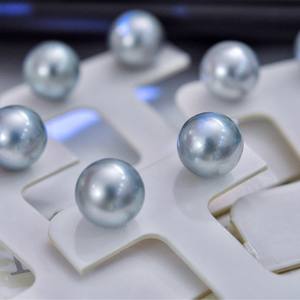 Pendientes de Perlas Dobles Dinámicos de Oro G18k, Clásicos y Juguetones, Perlas Akoya de Agua de Mar de 6-7 mm, Línea de Oreja Suave - Product Image 5