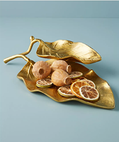 Plateau de service de Noël en aluminium en forme de feuille métallique, finition dorée par pulvérisation, design moderne et luxueux