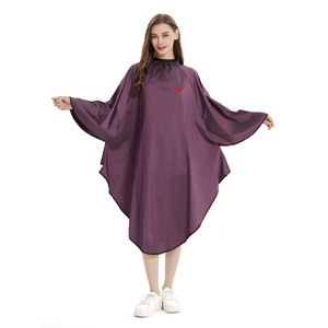 Capes de coiffure imperméables en PVC avec manches longues pour salon de coiffure - Product Image 1