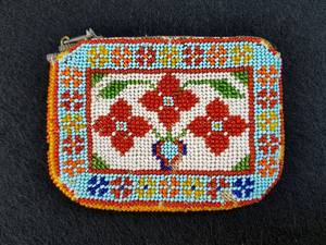 Porte-monnaie vintage perlé : Pochette artisanale à motifs floraux en perles - Product Image 5