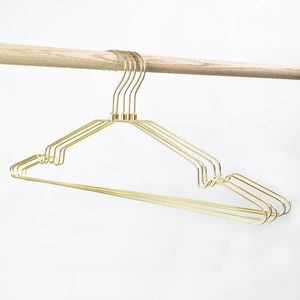 Percha de latón de diseño elegante para la organización de armarios de lujo, habitaciones de hotel y exhibición de prendas en tiendas. - Product Image 3