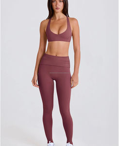 Ensemble de yoga sportif pour femmes, legging taille haute longueur genou, motif uni, respirant, Spandex/Nylon, séchage rapide à l'avant, haute qualité - Product Image 1