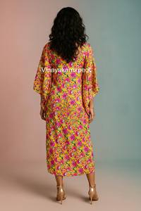 Vibrante Vestido Midi Kaftan Amarillo Ecológico 100% Algodón con Cuello Redondo y Abertura Alta en el Muslo, Estampado de Flores de Amapola Rosa/Magenta - Product Image 3