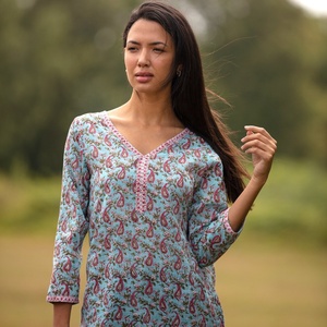 VENTE Haut KURTA long Toutes tailles Style 2 Bleu turquoise avec motif Paisley rose 100% Léger Haut à col en V pour femmes - Product Image 2