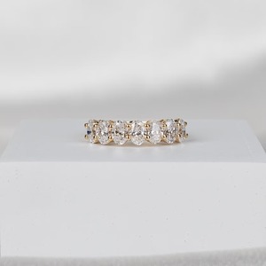 Bague à sept pierres en diamant de laboratoire ovale de 1,4 carat, monture à griffes en or jaune 14 carats, alliance élégante, bijoux fins minimalistes - Product Image 6