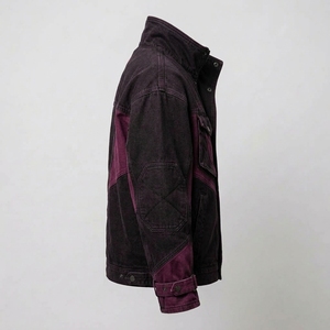 Veste utilitaire en jean bordeaux délavé pour homme, col montant personnalisé, à rabat boutonné, blocs de couleur chevron, style streetwear tactique - Product Image 3