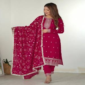 VASTRA COTTAGE Kurta Rosa de Georgette Bordado con Pantalón y Dupatta con Borde de Encaje Bordado, Manga Larga, Atuendo de Fiesta para Mujer - Product Image 1
