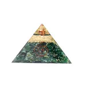 Pyramide d'orgonite en jade vert tendance avec incrustation de fil de cuivre et éclats de pierres précieuses naturelles pour la décoration intérieure et la méditation - Product Image 2