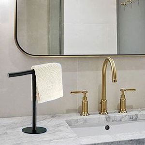 Porte-serviettes double en métal blanc minimaliste, support autoportant, organisateur de salle de bain, gain de place, structure moderne et durable - Product Image 2