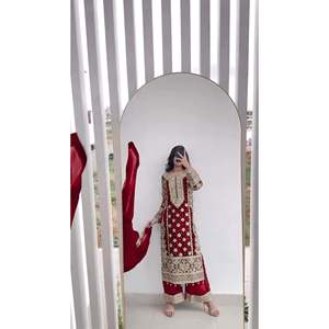 Ensemble haut-bas et dupatta en satin fantaisie avec broderie lourde et travail de sequins - Product Image 6