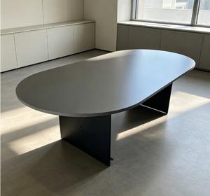 Mesa de Conferencia Ovalada con Tapa de MDF y Patas Metálicas, Diseño Minimalista y Duradero, Mueble de Oficina Comercial para 6 Personas, Estructura Estable - Product Image 1