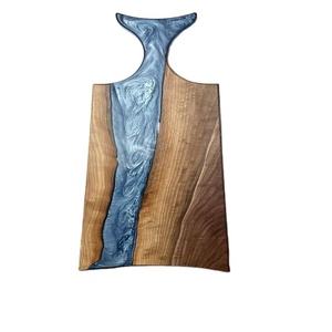 Tabla de cortar de resina única con mezcla de resina de agua profunda hecha a mano de madera de acacia adecuada para servir platos de desayuno - Product Image 1