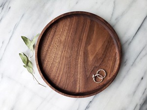 Plateau de service rond en bois poli avec poignées en métal noir, style nordique, plateau décoratif avec design classique pour servir les aliments - Product Image 4