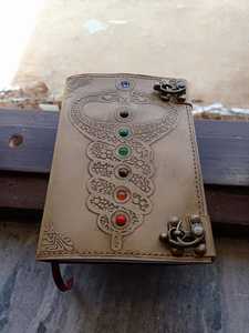 Carnet en cuir personnalisé, nouvelle collection, fait main, style vintage, avec motif serpent et 7 pierres. - Product Image 2