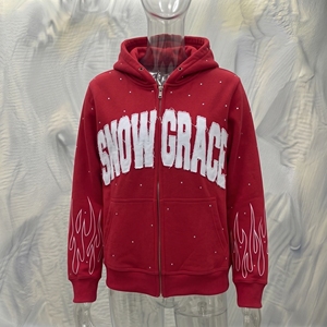 Sudadera con capucha roja Snow Grace, con cremallera, forro polar, detalles de pedrería y mangas con estampado de llamas - Product Image 3