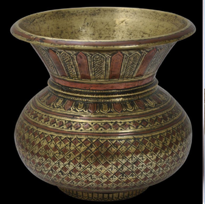 Lota tradicional de latón con motivos de pavo real grabados y un acabado de pátina oscura vintage. Disponible a precios de mayorista. - Product Image 3