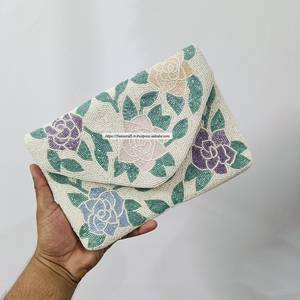 Pochette de soirée rectangulaire rose et blanche, ornée de fleurs perlées faites à la main, style enveloppe, broderie - Product Image 5