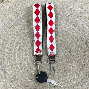 Accessoires de mode pour femmes 2026 : Porte-clés en cuir de vachette à carreaux avec crochet métallique et dragonne en cuir, personnalisable - Product Image 4