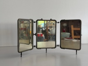 Miroir sur pied vintage à trois volets avec cadre métallique, design traditionnel décoratif, réflexion double face - Product Image 5