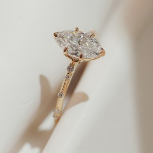 Élégante bague en moissanite marquise 1,44 TC, bague de fiançailles en or jaune massif 14 carats avec accents flottants - Product Image 3