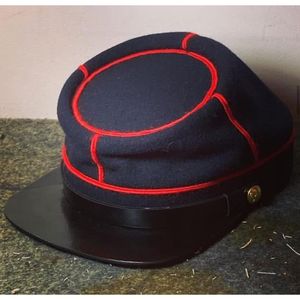 Casquette kepi de style vintage de l'époque de la guerre civile française ou américaine, probablement en laine bleu marine avec des bordures rouges. - Product Image 3