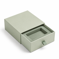 Boîte cadeau rigide en papier vert sauge personnalisée avec insert en velours, ruban de fermeture, emballage de luxe pour bijoux et montres