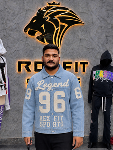 Veste en jean unisexe personnalisée, style streetwear oversize, effet délavé, avec broderie et patchs numérotés, OEM ODM - Product Image 1