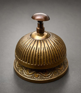 Campana de escritorio redonda de latón antiguo marrón hecha a mano, campana de servicio vintage para recepción de hotel u oficina - Product Image 6