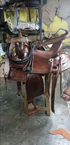 Sillín de caballo personalizado de alta comodidad para montar sillín de carreras de barril occidental de cuero genuino elegante en marrón con juego de tachuelas - Product Image 6