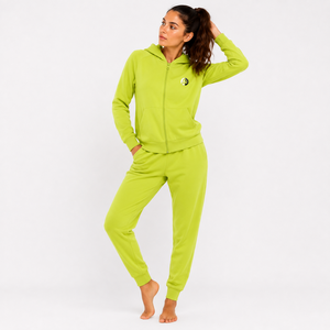 Survêtement pour femme conçu avec un tissu doux et une coupe décontractée offrant un confort durable pour les entraînements, la course à pied, les sports et le quotidien. - Product Image 5