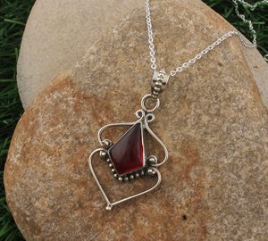 Pendentif en argent sterling 925 plaqué platine avec quartz rouge naturel, pierre précieuse rouge vintage artisanale, bijoux fins unisexes - Product Image 3