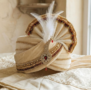 Turban de marié en velours crème royal avec queue, Pagdi indien fait main pour mariage avec broche ornée de pierres, Coiffe traditionnelle pour marié - Product Image 4