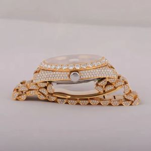 Montre-bracelet en or et diamants avec lunette ornée, cadran étincelant, chiffres romains, affichage du jour et de la date, artisanat élégant - Product Image 3