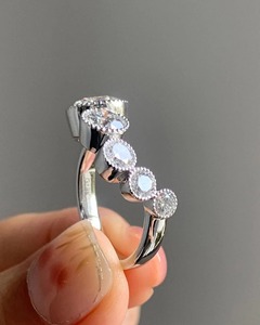 Anillo de Compromiso con Diamante Cultivado en Laboratorio de Corte Redondo Estilo Ola de 1.5 TCW, Anillo de Oro de 14K, Anillo de Diamantes Curvado, Diseño Único para Mujer - Product Image 2