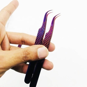 Pince à cils en acier inoxydable avec revêtement plasma violet / Poignée diamantée / 4 pinces à pointes différentes et emballage personnalisé en boîte cartonnée - Product Image 3