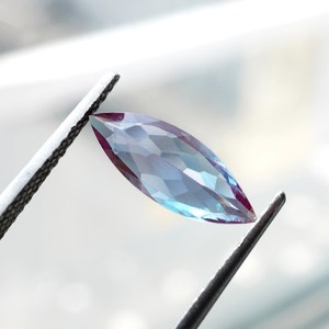 Gema de Alejandrita Cultivada en Laboratorio de 1.30 Quilates, Corte Marquesa, Cambio de Color - Product Image 5