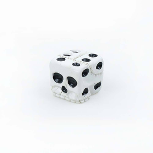 Dés en résine écologiques personnalisés en forme de crâne, accessoires pour jeux de cartes professionnels et jeux décontractés - Product Image 3