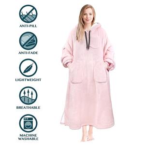 Couverture à capuche surdimensionnée personnalisée en polaire Sherpa épaisse, imprimée, confortable et chaude - Product Image 3