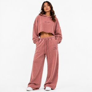 Ensemble de survêtement ONE APEX pour femme, coupe courte, effet délavé et usé, couleur rose poudré, en molleton épais, pantalon large, 100% coton - Product Image 1