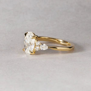 Anillo de Diamantes de Corte Ovalado Premium con Engaste de Garras en Oro Amarillo para Mujer, Elegante Anillo de Compromiso Ovalado, Joyería Fina, Regalo - Product Image 4