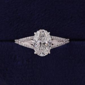 แหวนหมั้นเพชรทรงรี ตัวเรือนทองคำขาว ดีไซน์ขาจับเพชรแบบ Prong Setting วงแหวนแบบ Split Shank ประดับเพชรแบบ Pave Band เพชรเม็ดเดี่ยว โดดเด่นด้วยรูปทรงเรขาคณิต สำหรับเจ้าสาว - Product Image 1