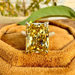 Anillo de Diamante Amarillo de Corte Radiante Cultivado en Laboratorio, con Halo de Diamantes Ocultos y Piedras Laterales Brillantes, en Oro Amarillo de Lujo - Product Image 1